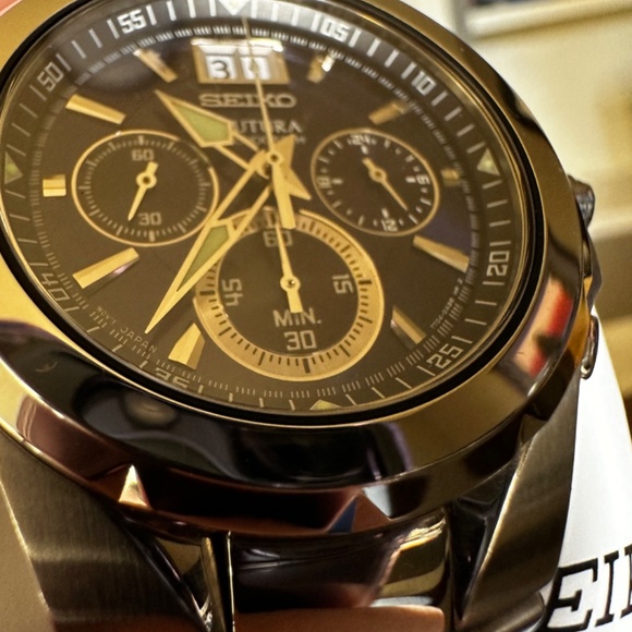 Seiko Black and Silver Men's Watch - Picture 4 of 5